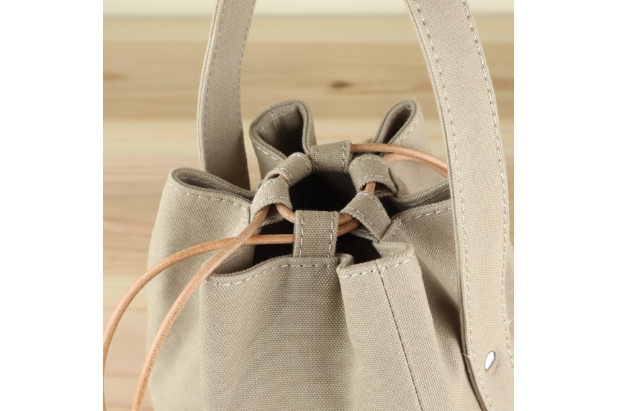 丸底の巾着バッグ　L　グレーベージュ / アトリエSASSA / 富山県 朝日町 [34310192]