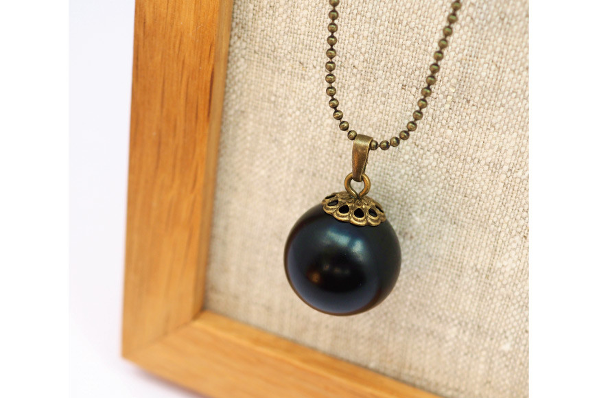 漆玉黒ネックレス「黒と金古美」漆玉1.8cm & チェーン55cm [越久米作 富山県 朝日町 34310294] コシノクメサク 漆 漆玉 塗り造形 アクセサリー ネックレス ペンダント 小物 ファッション メール便