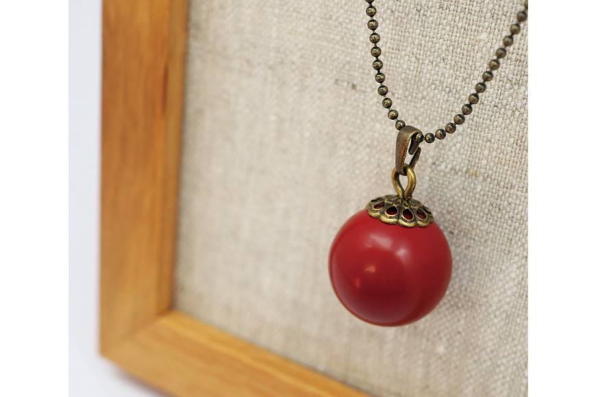 漆玉赤ネックレス「赤と金古美」漆玉 1.8cm & チェーン 55cm [越久米作 富山県 朝日町 34310295] コシノクメサク 漆 漆玉 塗り造形 アクセサリー ネックレス ペンダント 小物 ファッション メール便