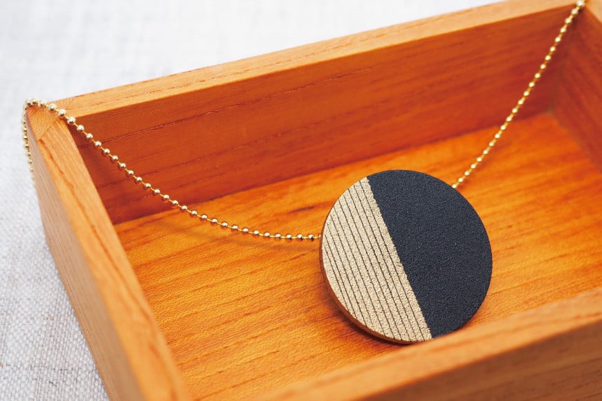 漆月ネックレス ペンダントトップ直径3cm 厚み2mm & ボールチェーン 45cm [越久米作 富山県 朝日町 34310296] コシノクメサク 漆 漆玉 塗り造形 アクセサリー ネックレス ペンダント 小物 ファッション メール便