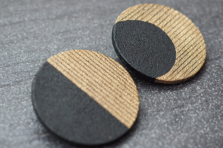 漆月ブローチ 半月 1個 [越久米作 富山県 朝日町 34310305] アクセサリー ブローチ コシノクメサク 漆 漆ブローチ 月 月の形 おしゃれ メール便