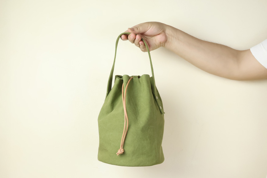 バッグ 丸底の巾着バッグ ライトカーキ L [アトリエSASSA 富山県 朝日町 34310562] 丸底 巾着 鞄 かばん カバン 帆布 革 おしゃれ 手作り シンプル レザー