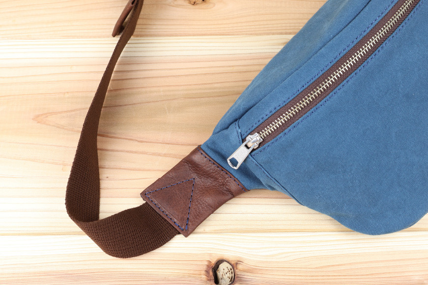 フェスバッグ ブルー / アトリエSASSA / 富山県 朝日町 [34310161] バッグ シンプル ヴィンテージ ボディバッグ 斜めがけ 革 レザー 帆布