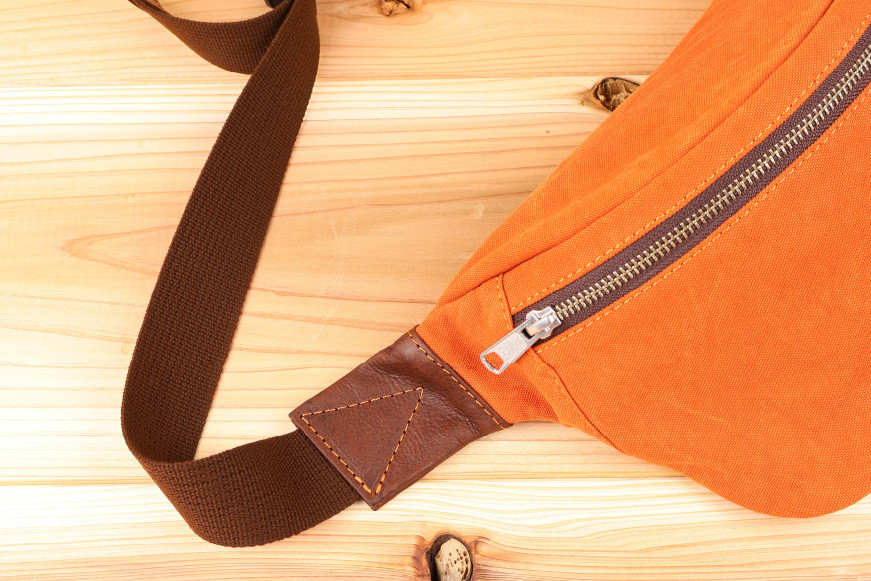 フェスバッグ オレンジ / アトリエSASSA / 富山県 朝日町 [34310165] バッグ シンプル ヴィンテージ ボディバッグ 斜めがけ 革 レザー 帆布