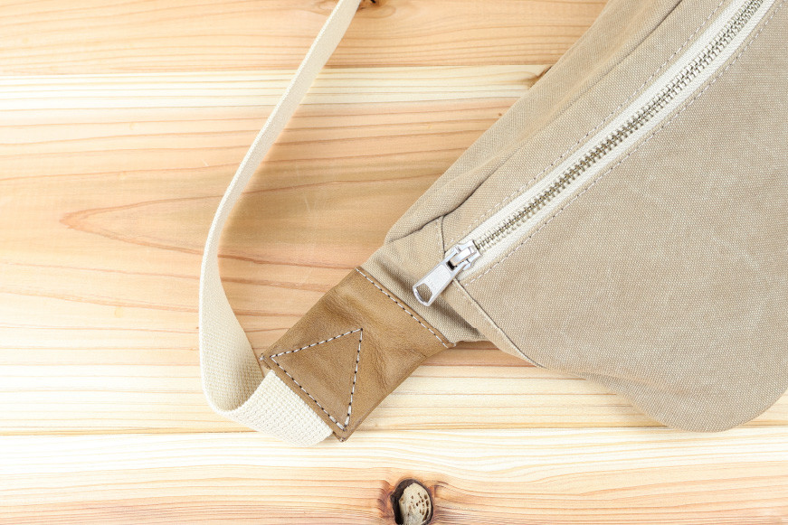 フェスバッグ グレーベージュ / アトリエSASSA / 富山県 朝日町 [34310166] バッグ シンプル ヴィンテージ ボディバッグ 斜めがけ 革 レザー 帆布