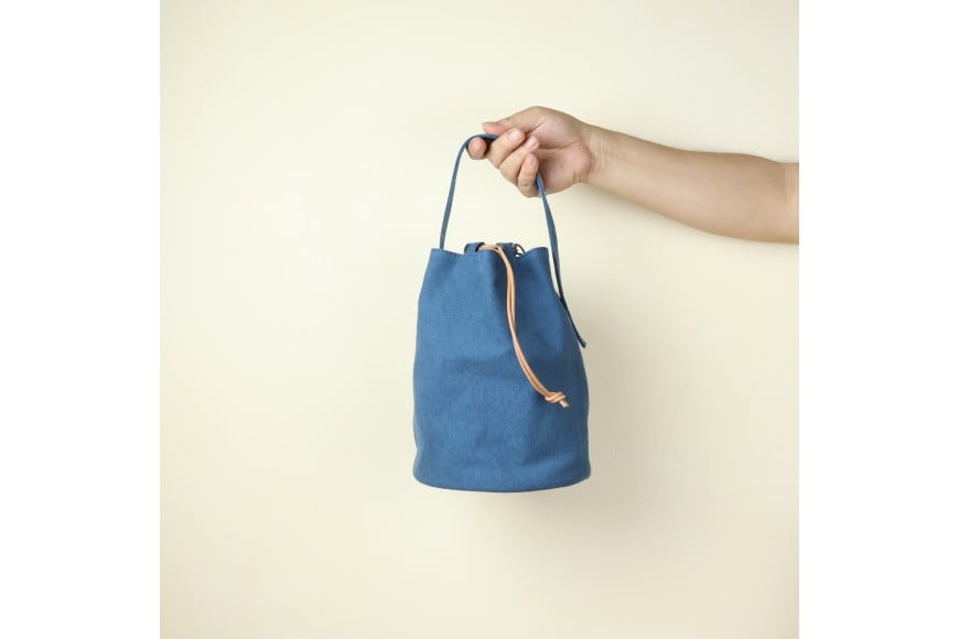 丸底の巾着バッグ　L　ブルー / アトリエSASSA / 富山県 朝日町 [34310187]