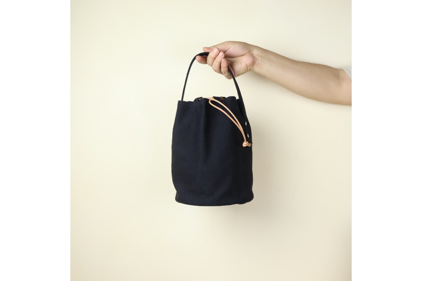 丸底の巾着バッグ　L　ブラック / アトリエSASSA / 富山県 朝日町 [34310190]