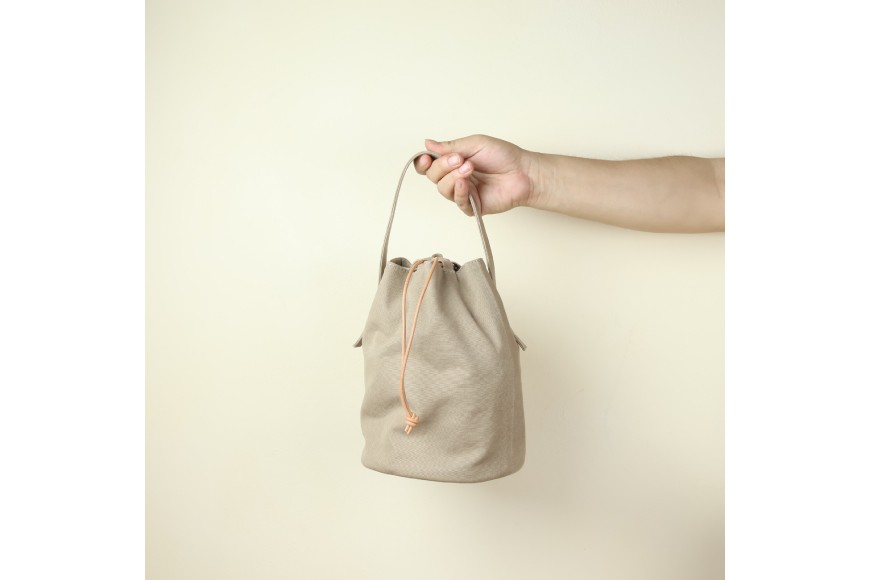丸底の巾着バッグ　L　グレーベージュ / アトリエSASSA / 富山県 朝日町 [34310192]