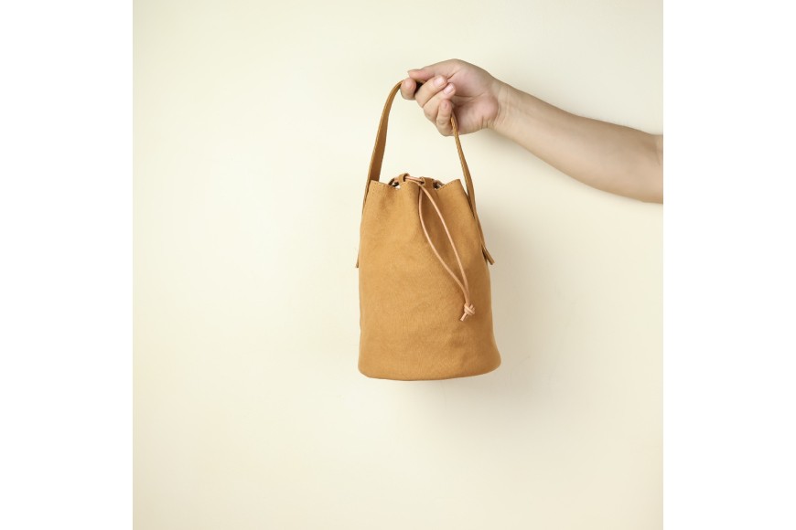 丸底の巾着バッグ　L　キャメル / アトリエSASSA / 富山県 朝日町 [34310193]