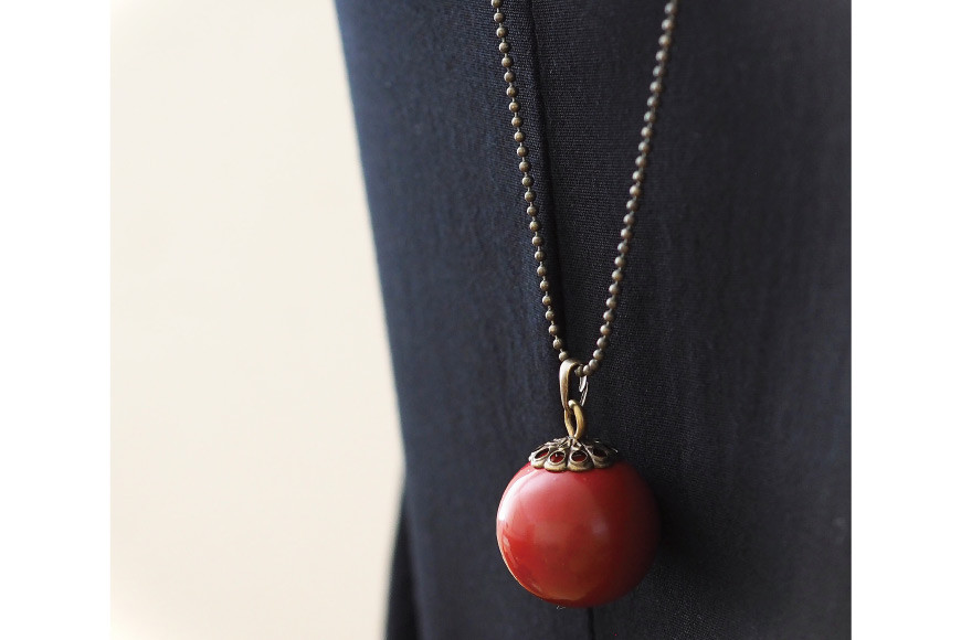 漆玉赤ネックレス「赤と金古美」漆玉 1.8cm & チェーン 55cm [越久米作 富山県 朝日町 34310295] コシノクメサク 漆 漆玉 塗り造形 アクセサリー ネックレス ペンダント 小物 ファッション メール便