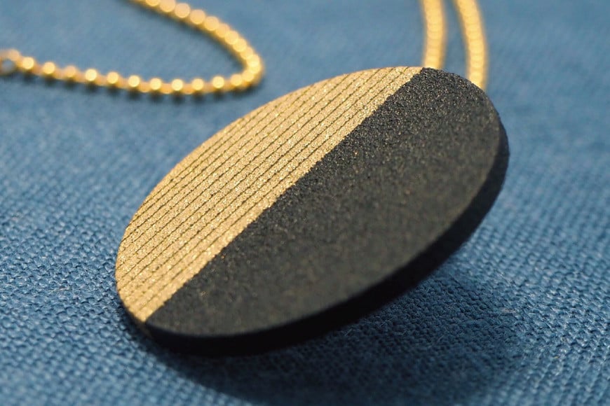 漆月ネックレス ペンダントトップ直径3cm 厚み2mm & ボールチェーン 45cm [越久米作 富山県 朝日町 34310296] コシノクメサク 漆 漆玉 塗り造形 アクセサリー ネックレス ペンダント 小物 ファッション メール便