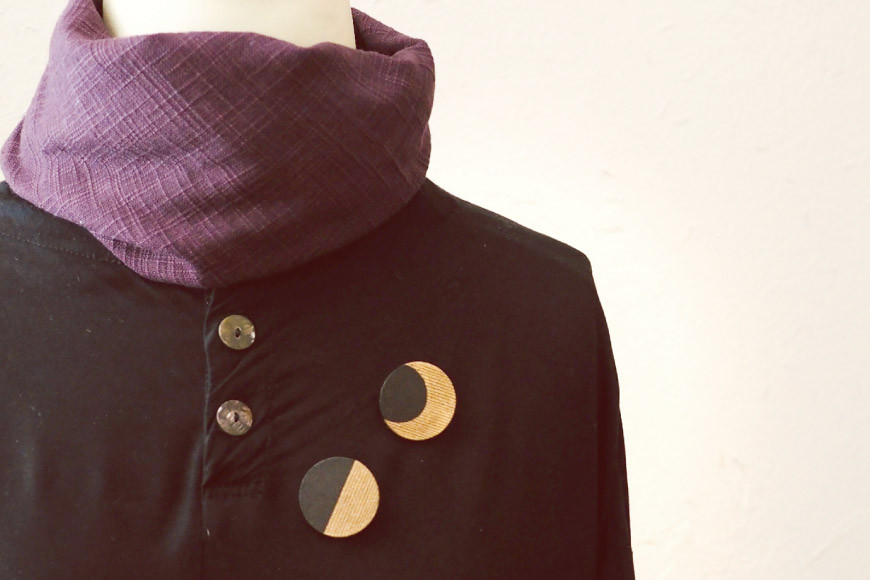 漆月ブローチ 半月 1個 [越久米作 富山県 朝日町 34310305] アクセサリー ブローチ コシノクメサク 漆 漆ブローチ 月 月の形 おしゃれ メール便