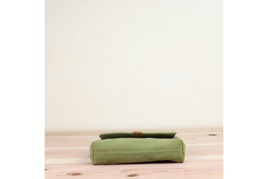 よこポシェット ライトカーキ [アトリエSASSA 富山県 朝日町 34310397-lk] ポシェット 斜めがけ バッグ 長財布 スマホ 帆布 革 おしゃれ 手作り シンプル レザー