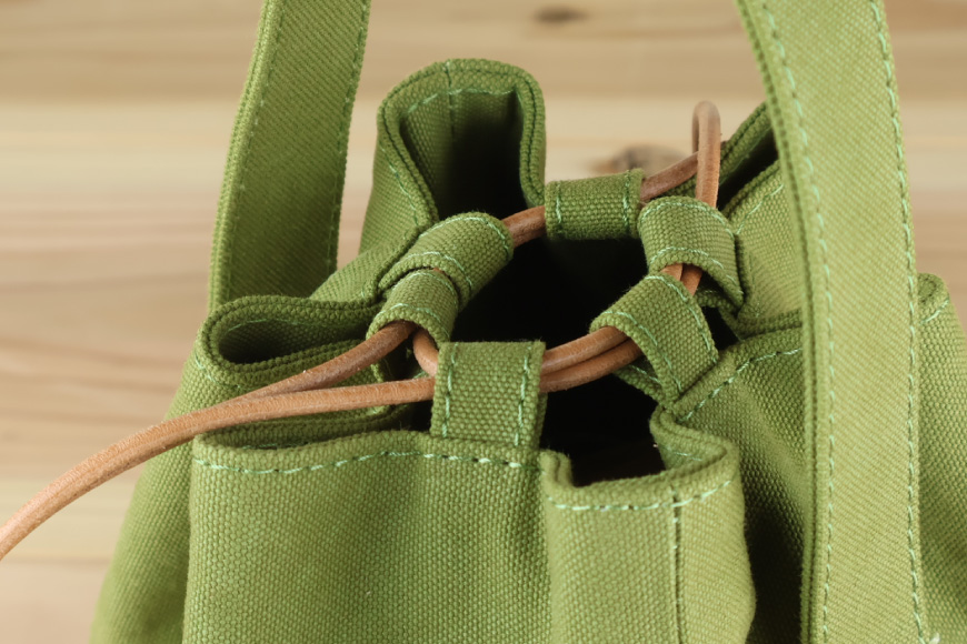 バッグ 丸底の巾着バッグ ライトカーキ L [アトリエSASSA 富山県 朝日町 34310562] 丸底 巾着 鞄 かばん カバン 帆布 革 おしゃれ 手作り シンプル レザー