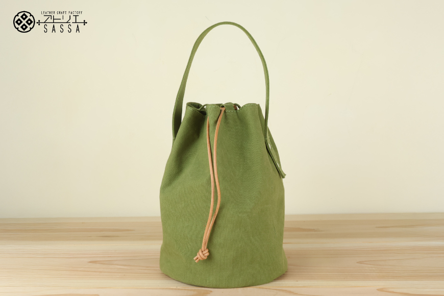 バッグ 丸底の巾着バッグ ライトカーキ L [アトリエSASSA 富山県 朝日町 34310562] 丸底 巾着 鞄 かばん カバン 帆布 革 おしゃれ 手作り シンプル レザー