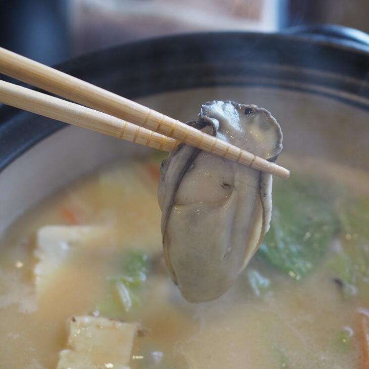 能登牡蠣白味噌鍋【5-6人前・お米付】／能登かき1kg・白味噌スープ1L・お米300g(2合) ※着日指定不可 ※2024年1月中旬～4月下旬頃に順次発送予定 ※北海道・沖縄・離島への配送不可