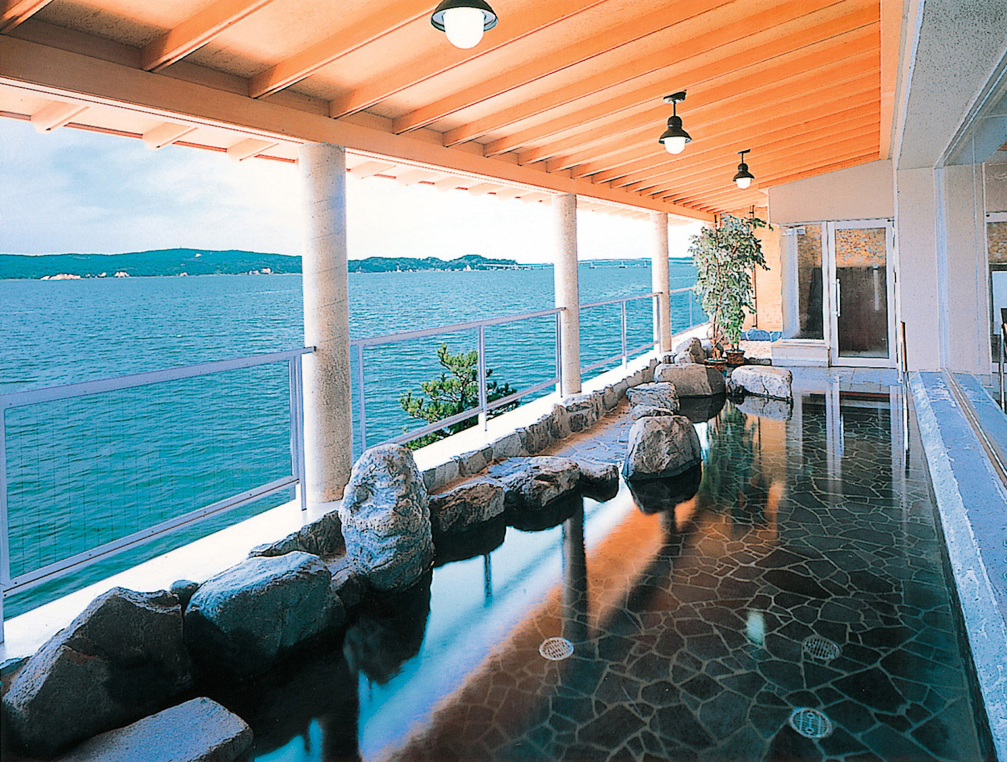 和倉温泉「ホテル海望」海側客室で過ごす１泊２食付きペア宿泊券＆能登を満喫する5大特典付き！