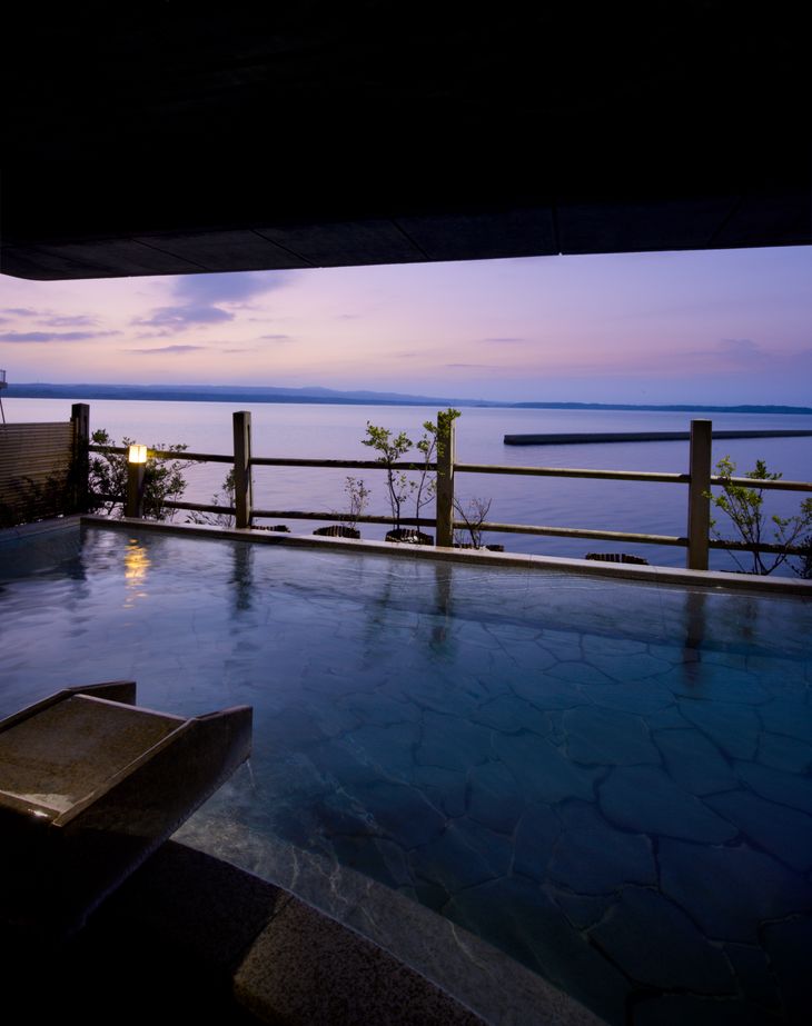 加賀屋　雪月花特選階ペア宿泊券（1泊2食 12.5畳ツインベッドルームダイニング）　旅館