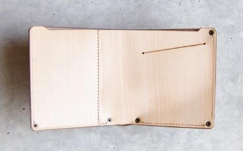 【こだわりの革細工】二つ折り財布 /「LEATHERS by Kei Arabuna」