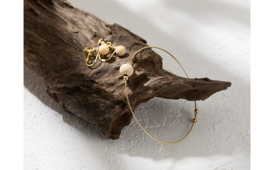 輪島でうまれた うるしのアクセサリーセット【イヤリング&ブレスレット】きぬ（白） wa110-030 【イヤリング&ブレスレット】きぬ（白）