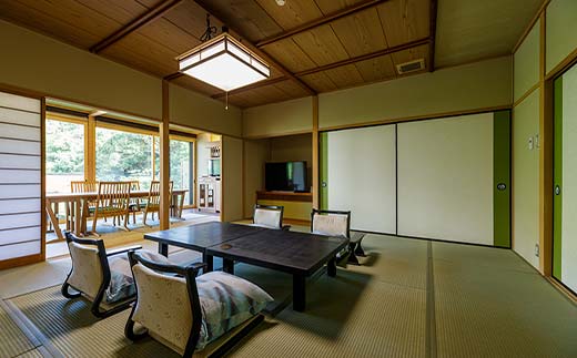 【平日限定】スーペリア和室ダイニング客室 四季亭懐石ペア宿泊券 ＜１泊２食付き＞ F6P-0250