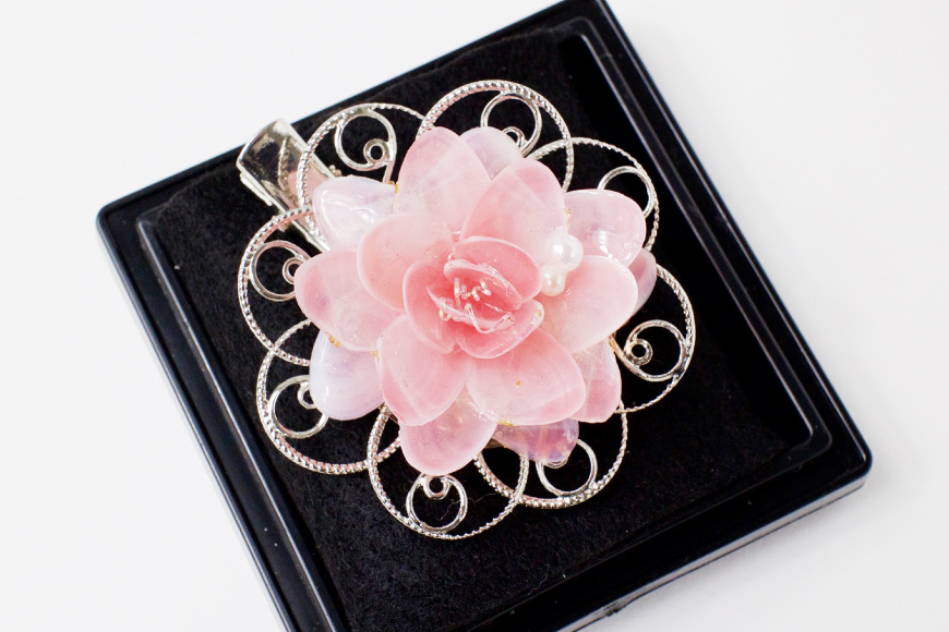 幸せを招く さくら貝華ブローチ [桜貝小貝くらふと 石川県 志賀町 AH4118] ブローチ さくら貝 桜貝 アクセサリー