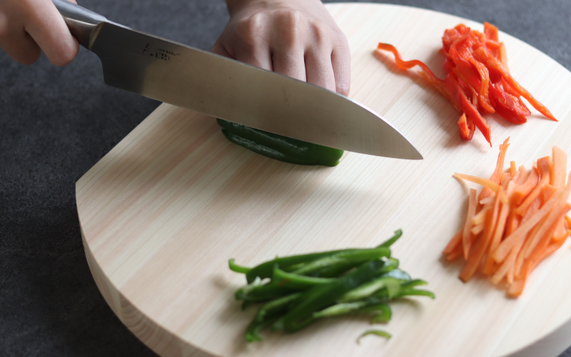 福井県産のヒノキを使った丸いまな板『teine』D型 D型