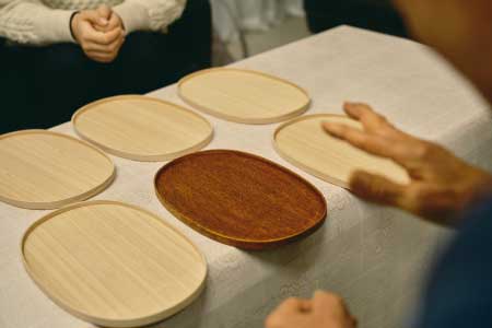 伝統工芸・越前漆器の職人から学ぶ　木製トレーの拭き漆体験