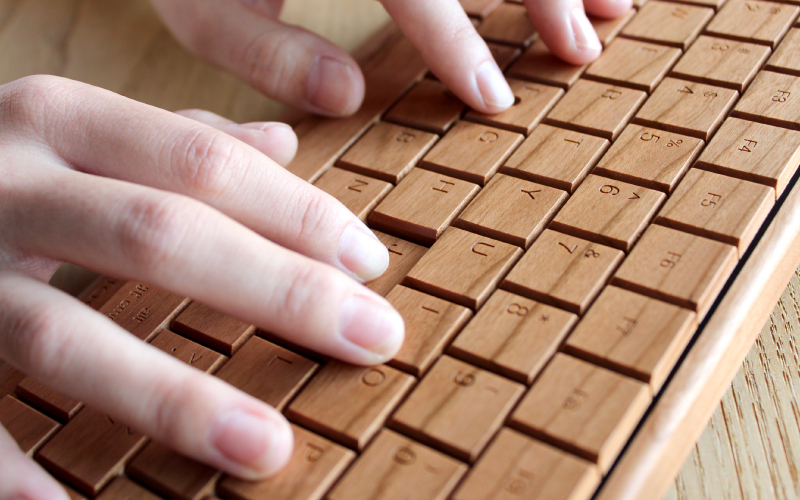 【Hacoa】無機質なパソコン周りに温もりをプラスする木製キーボード チェリー「Full Ki-Board Wireless」 チェリー