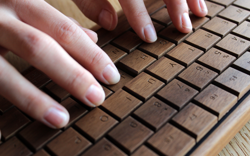 【Hacoa】無機質なパソコン周りに温もりをプラスする木製キーボード ウォールナット「Full Ki-Board Wireless」 ウォールナット