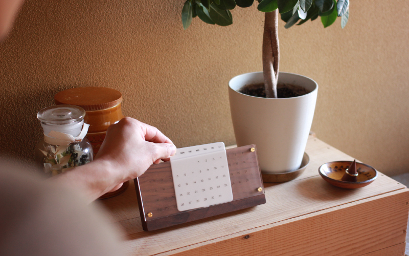 【Hacoa】木の経年変化を楽しむ卓上万年カレンダー ウォールナット 「Desk Calendar Eternal」 ウォールナット