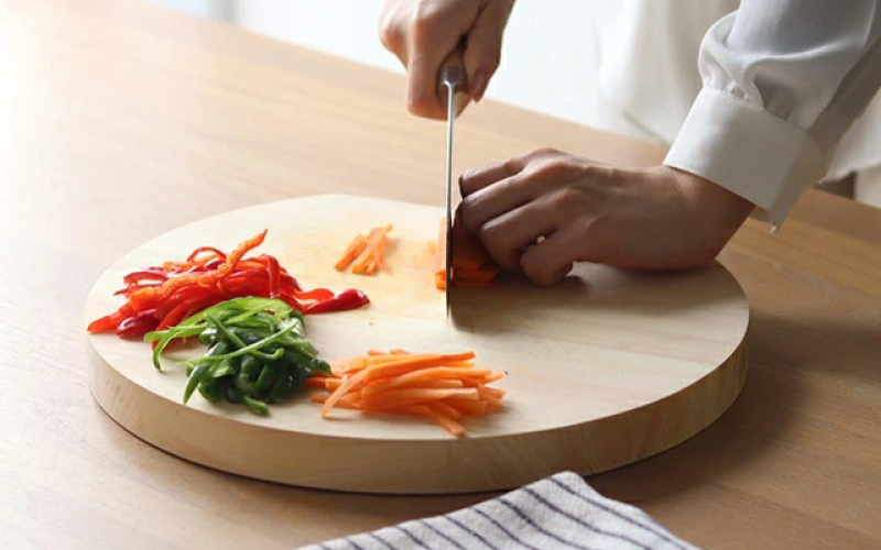 福井県産のヒノキを使った丸いまな板『teine』D型 D型