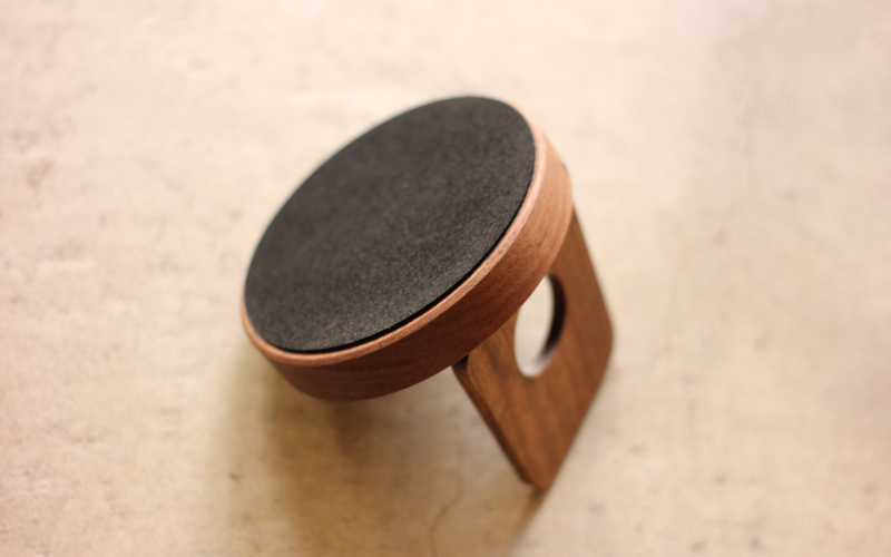 【Hacoa】汎用性高い木製スマートフォンスタンド ウォールナット 「Smartphone Stand」 ウォールナット