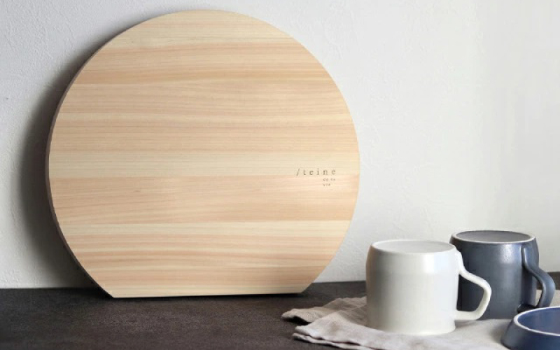 福井県産のヒノキを使った丸いまな板『teine』D型 D型