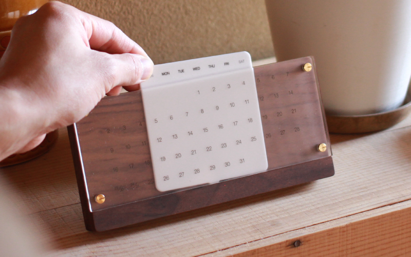 【Hacoa】木の経年変化を楽しむ卓上万年カレンダー ウォールナット 「Desk Calendar Eternal」 ウォールナット