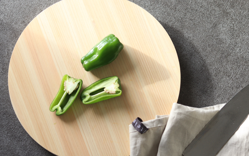 福井県産のヒノキを使った丸いまな板『teine』真ん丸型 真ん丸型