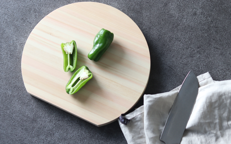 福井県産のヒノキを使った丸いまな板『teine』D型 D型