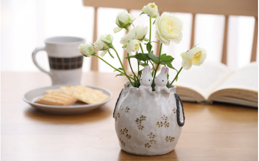 【越前焼】花入れ うさぎ 巾着 1個 踏青舎【花器 花瓶 一輪挿し 巾着 ホワイト 白 アニマル 小物 ギフト SDGs 工芸品  伝統工芸士】 [e61-a003]