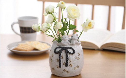 【ふるさと納税】【越前焼】花入れ 子ねこ 巾着 1個 踏青舎【花器 花瓶 猫 ホワイト 白 アニマル 小物 ギフト SDGs 工芸品 伝統工芸士 】 [e61-a004]