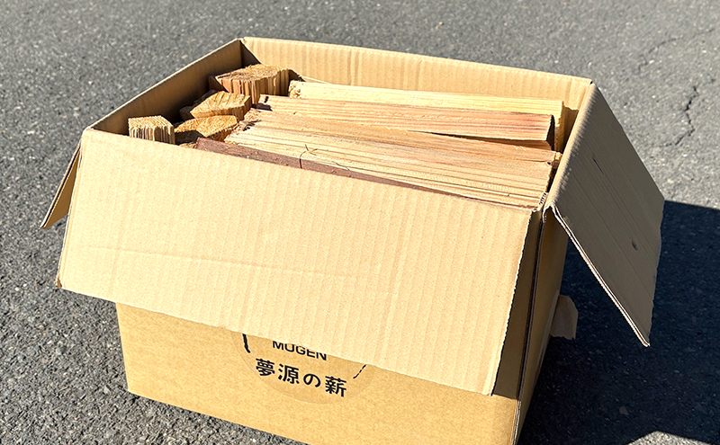 乾燥薪　スギ・ヒノキ薪7kg　30cm中割り～小割り　キャンプや焚き火、薪ストーブの最初の火力調整。