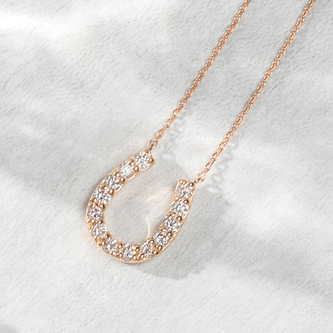 〈 甲府ジュエリー 〉K18ピンクゴールド　馬蹄ダイヤモンドネックレス(0.32ct)63-8555