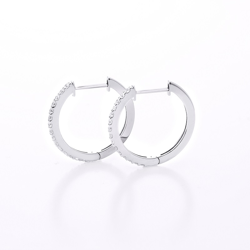 〈 甲府ジュエリー 〉[MADE IN KOFU]K18WG ハーフエタニティダイヤフープピアス Mサイズ 0.3ct TI-012