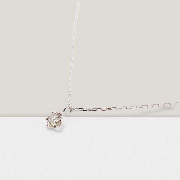 〈 甲府ジュエリー 〉１０金 ホワイトゴールド製 １粒 ダイヤモンド 0.08ct プチネックレス 【1449550】