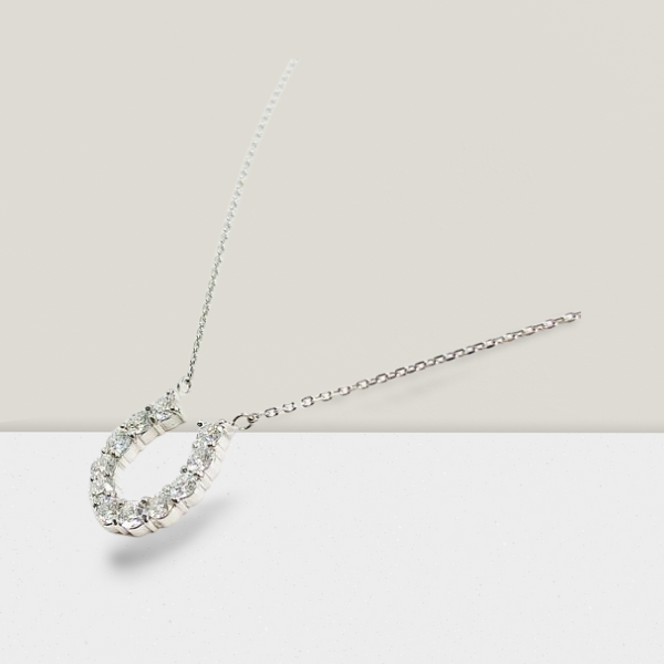 〈 甲府ジュエリー 〉プラチナ製 ハート＆キューピッドダイヤモンド 0.5ct 馬蹄 ペンダントネックレス 【1456718】