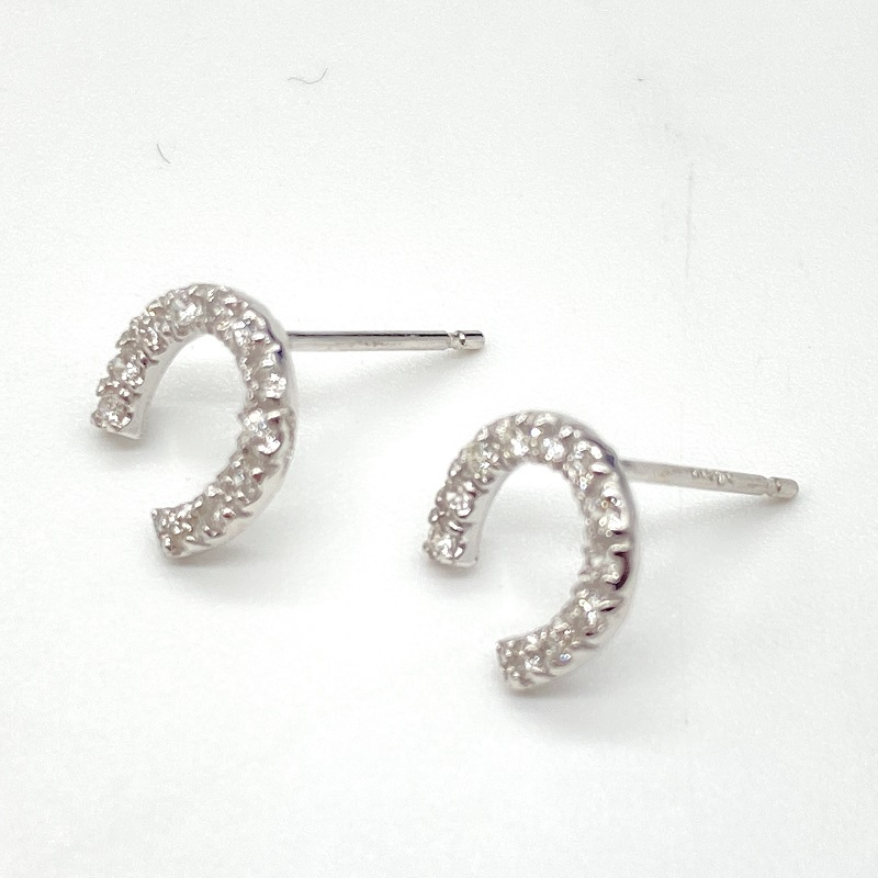 ＜ 甲府ジュエリー ＞K18WG トータル0.2ct 馬蹄ピアス WHTOP-0031