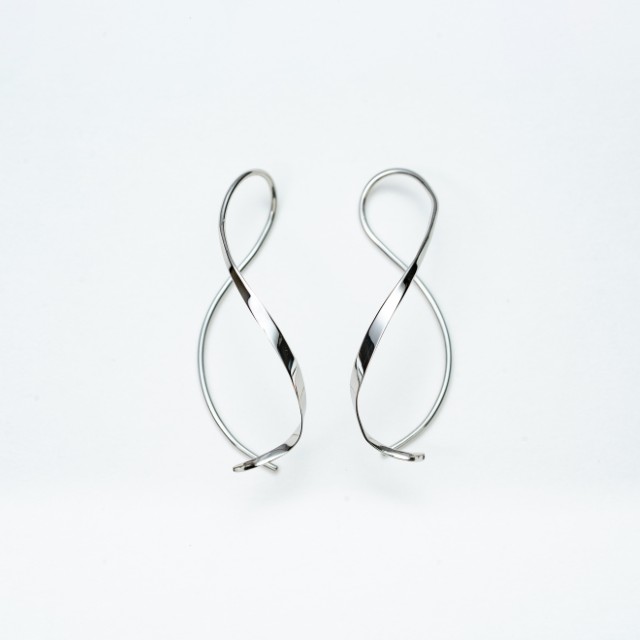 ＜ 甲府ジュエリー ＞【甲府ジュエリー】Pt900　プラチナ　ウェーブピアス（15132483）