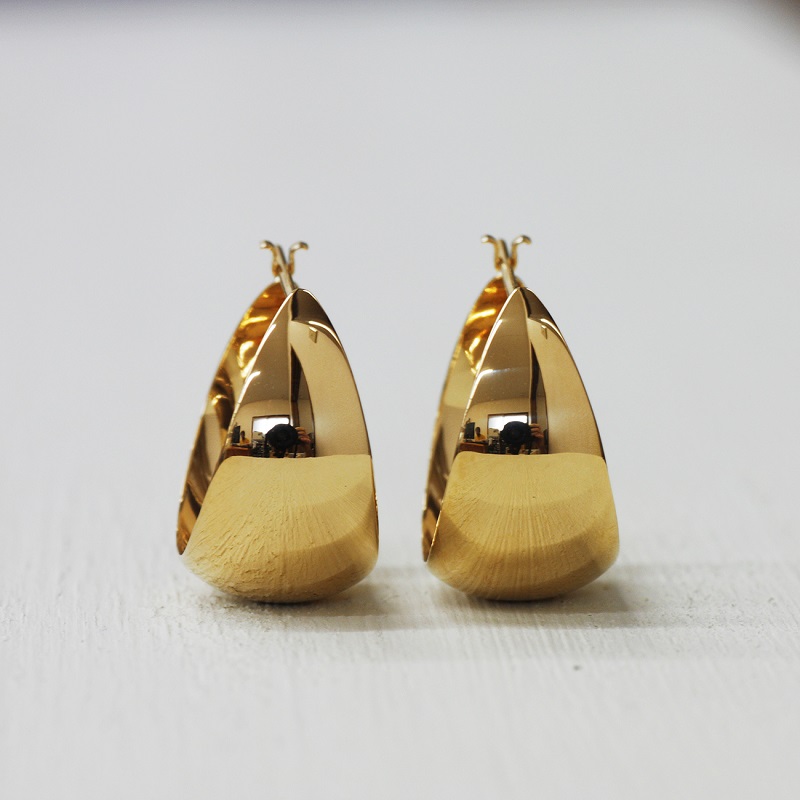 ＜ 甲府ジュエリー ＞K18イエローゴールド　月甲ピアス 10X17mm　1117715