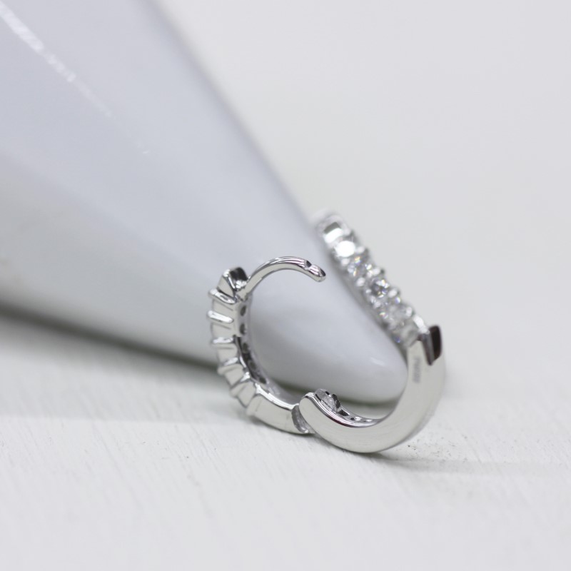 ＜ 甲府ジュエリー ＞PT900 ダイヤフープピアス 中折れ式 0.1ct 0111236