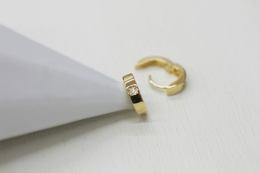 ＜ 甲府ジュエリー ＞K18 イエローゴールド ダイヤフープピアス 中折れ式 0.02ct 0119253