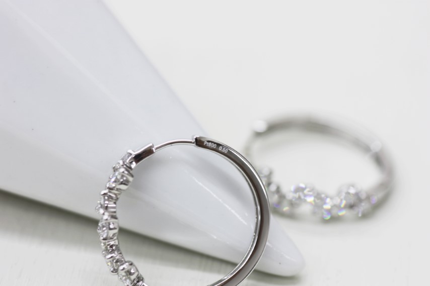 ＜ 甲府ジュエリー ＞PT900 ダイヤフープピアス 中折れ式 1.0ct 1115081